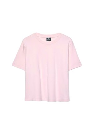 Svetloružové tričko s krátkym rukávom a okrúhlym výstrihom, s malou čiernou štítkom na vnútornom golieri, položené na bielom pozadí.