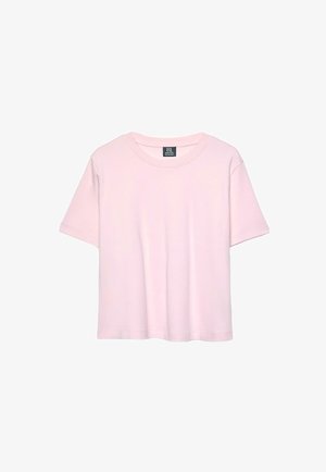 Lichtroze T-shirt met korte mouwen en een ronde hals, met een klein zwart etiket aan de binnenkant van de kraag, plat gelegd op een witte achtergrond.