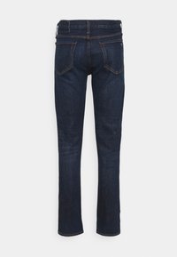 Jeans de mezclilla azul oscuro con diseño de pierna recta, que cuentan con dos bolsillos traseros y costuras en contraste a lo largo de las costuras.