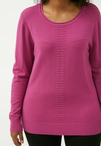 Maglione fucsia con maniche lunghe e scollatura rotonda. Presenta dettagli a coste orizzontali lungo i lati e una striscia centrale testurizzata.