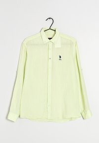 Camicia a maniche lunghe di colore giallo chiaro con colletto a bottoni, bottoni frontali, logo ricamato e dettagli ai bottoni dei polsini.