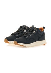 Dunkelblaue Sneakers mit grauen Schnürsenkeln, metallischen Ösen und einem orangen Kragen. Gepolsterte weiße Sohle und hellbraune Gummisohle.