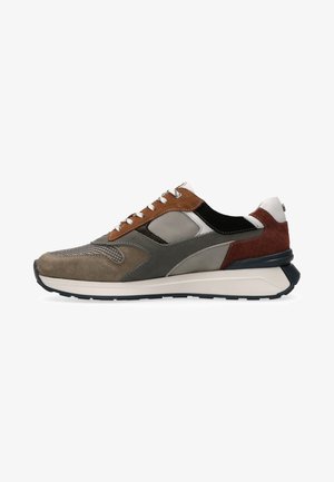 Heren sneakers in grijstinten, bruin en zwart; vervaardigd uit suède, mesh en leer; met gestructureerde accenten en witte veters.
