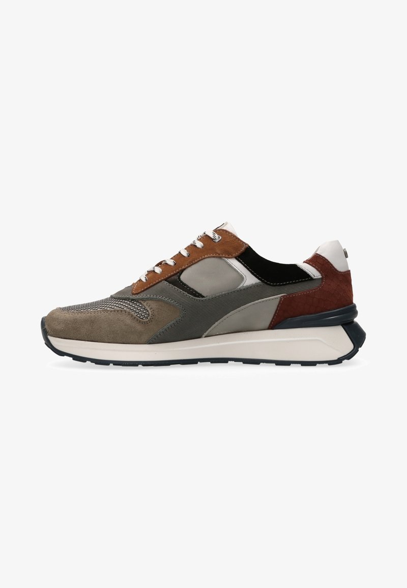 Heren sneakers in grijstinten, bruin en zwart; vervaardigd uit suède, mesh en leer; met gestructureerde accenten en witte veters.