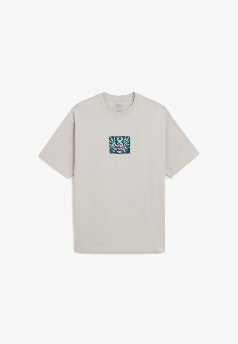 Lys grå T-shirt med korte ærmer og et lille centralt grafik af et grøn stiliseret frø ansigt med tekst på dets tænder.