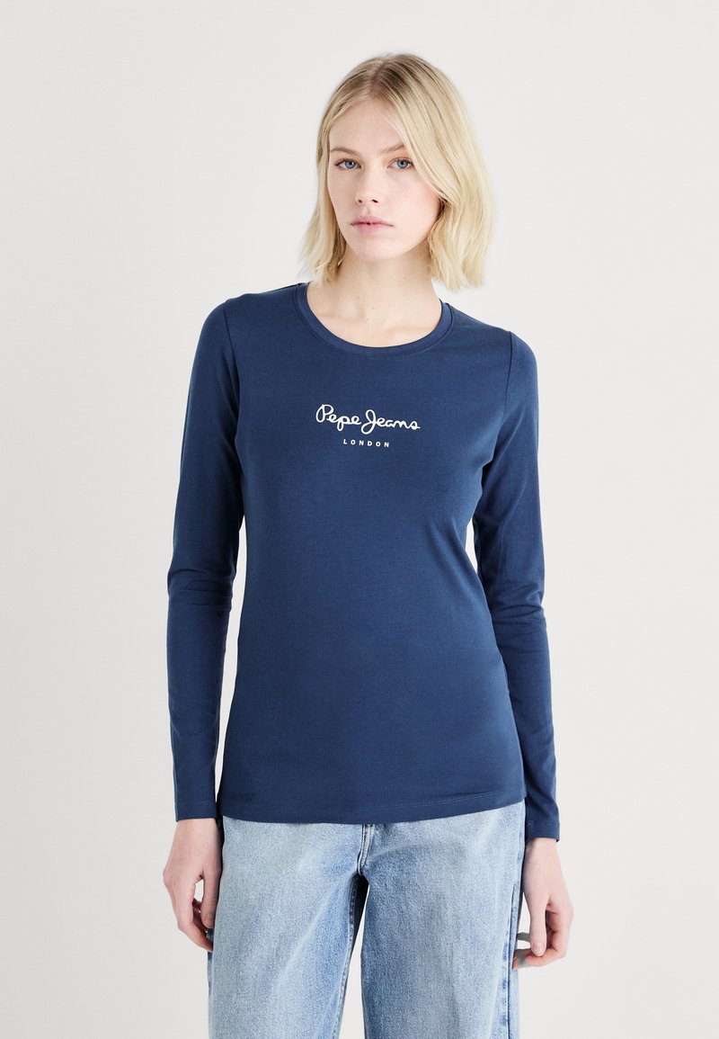 Langsleeve marineblauw shirt van katoen met een ronde hals en wit logo "Pepe Jeans London" op de borst. Vloeibare textuur.