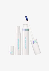 Trois contenants cosmétiques blancs avec des logos irisés. Un flacon vaporisateur, un tube avec un applicateur à wand, et un petit capuchon.