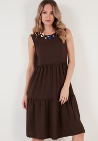 LELA REGULAR FIT - Kampsunkleit - brown