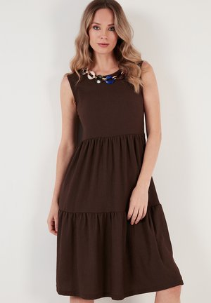 REGULAR FIT - Strickkleid - brown