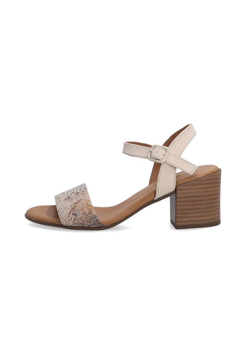 Beige sandal na podpatku s texturovaným, vzorovaným předním popruhem připomínajícím hadí kůži; nártový popruh s nastavovací sponou; silný dřevěný podpatek.