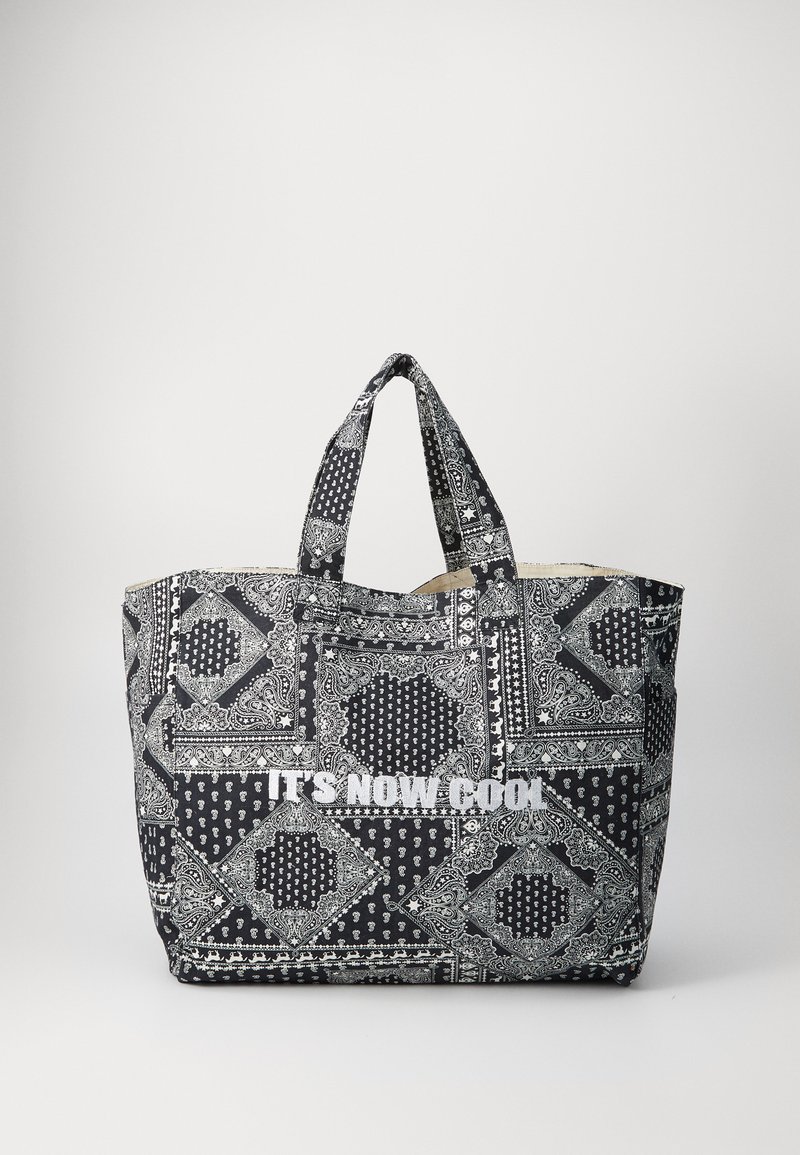Saco de tote em preto e branco com padrão de bandana, material em algodão, duas alças resistentes e um detalhe em texto que diz "AGORA É LEGAL."