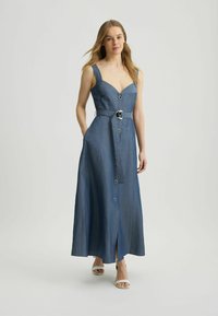 Denim maxi kleit, millel on vormitud kehaosa, laiad rihmad, vöökoht, ees nööbiga kinnitamine ja külgslit. Värv: keskmine sinine.