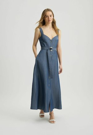 Denim maxi-jurk met een aansluitende lijfje, brede bandjes, een ceintuur in de taille, een sluiting met knopen aan de voorkant en een zijsplit. Kleur: medium blauw.