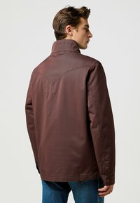 Wrangler INSULATED FIELD FOR REGULAR FIT . - Chaqueta fina - bracken