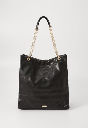 Svart, kviltet skinn tote bag med snørelukking, gullkjedehåndtak og en liten gullaccentplate nederst.