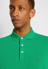 Tommy Hilfiger SLIM - Polo - grassy meadow