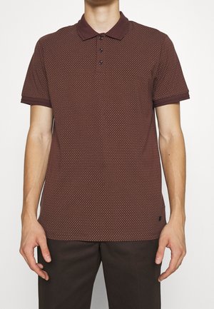 Polo bordeaux avec un motif texturé de petits points, doté d'un col, d'une patte de boutonnage à trois boutons et de poignets côtelés contrastants.