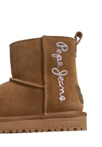 Rudi suediniai auliniai batai su sidabriniu siuvinėjimu "Pepe Jeans" logotipo, turi kontrastingus siūlus ir tekstūruotą gumos pado.