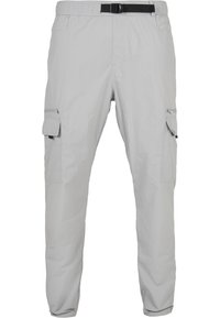 Helle graue Cargo-Hose aus leichtem Material, mit einem elastischen Taillenbund, verstellbarem Gürtel und mehreren Taschen mit Klappen.