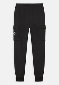 Černé cargo kalhoty s elastickým pasem, žebrovanými manžetami, bočními kapsami a bílým logem na levém stehně. Měkká textilie.