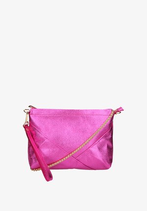 Metallisch roze clutch met een gestructureerd oppervlak, voorzien van diagonale naden, een gouden ketting RIEM en een bijpassende wrist strap. Ritssluiting.