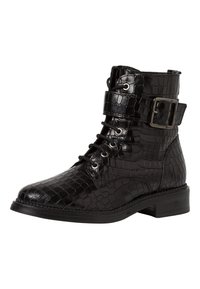 Bottine noire avec un motif en croco embossé, dotée d'un laçage à l'avant, d'une boucle sur le côté et d'un design à bout rond. Petit talon carré.