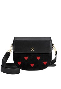 Černá kožená crossbody taška zaobleného tvaru, semišový panel s červenými vyšitými srdíčky a logem ve zlaté barvě na klopě.