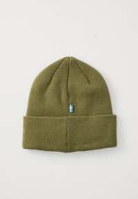 Gorro tricotado em verde-azeitona com borda dobrada e uma pequena etiqueta de tecido azul e amarelo centrada acima da dobra.