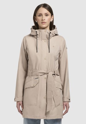 Beige waterdichte jack met een capuchon, knopen aan de voorkant, trekkoorden, zijzakken en een ceintuur in de taille. Gladde textuur met een klassiek ontwerp.