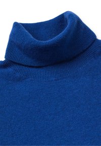 Niebieski sweter typu golf w miękkim, teksturowanym dzianinie, z wysokim kołnierzem i dopasowanym krojem. Brak widocznych wzorów lub ozdób.