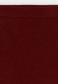 Tejido de punto burdeos con textura suave, que presenta una cintura acanalada, exhibiendo un color uniforme sin patrones ni acentos.