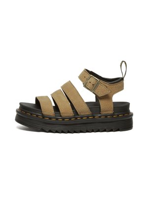 Sandali in pelle marrone con tre cinturini larghi, una fibbia e una suola in gomma nera testurizzata e spessa con una cucitura gialla a contrasto.