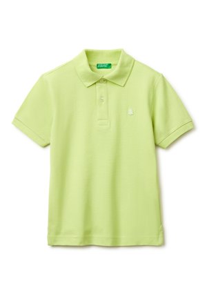 Jasnozielona koszulka polo z krótkim rękawem, dwoma guzikami, kołnierzykiem i małym haftowanym logo na lewej piersi.