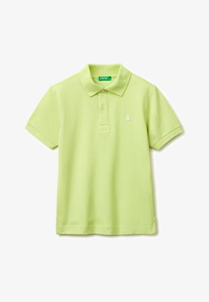 Polo a maniche corte verde chiaro con due bottoni, colletto e piccolo logo ricamato sul petto a sinistra.