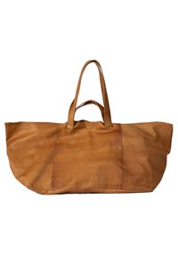 Isoleva beige nahkakassi, jossa on kaksi kahvaa. Kassi on sileäpintainen ja minimalistisella suunnittelulla varustettu. Tasapohja vakauden takaamiseksi. Ei näkyvää metalliosaa.