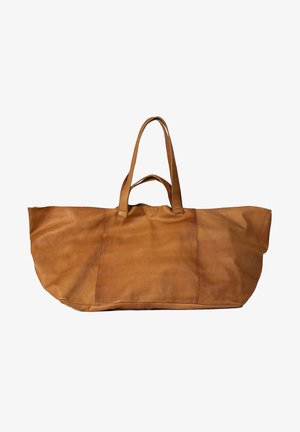 Gran bolso tote de cuero color beige con dos asas, que presenta una textura suave y un diseño minimalista. Fondo plano para mayor estabilidad. Sin herrajes visibles.