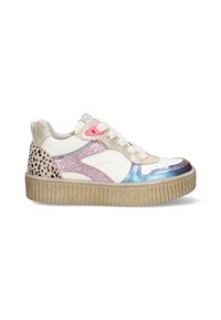 Glitzernder weißer Sneaker mit bunten Akzenten; verfügt über rosa und lilafarbene metallische Elemente, einen gesprenkelten Rücken und eine geriffelte, sandfarbene Sohle.