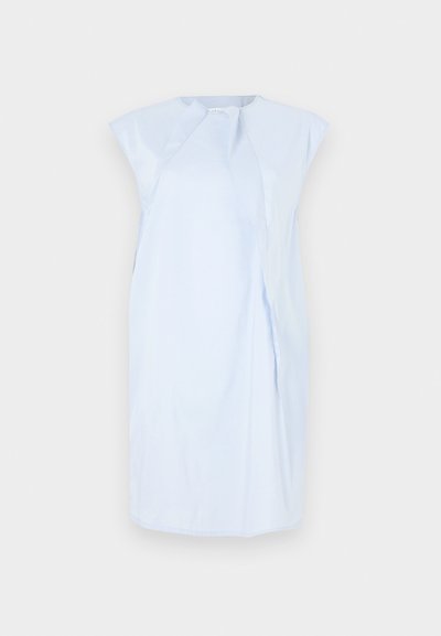 Gaiši zila, bez piedurknēm, kleita ar strukturētu dizainu, apaļu kakla izgriezumu un smalkām krokām priekšpusē. Gluda auduma tekstūra.