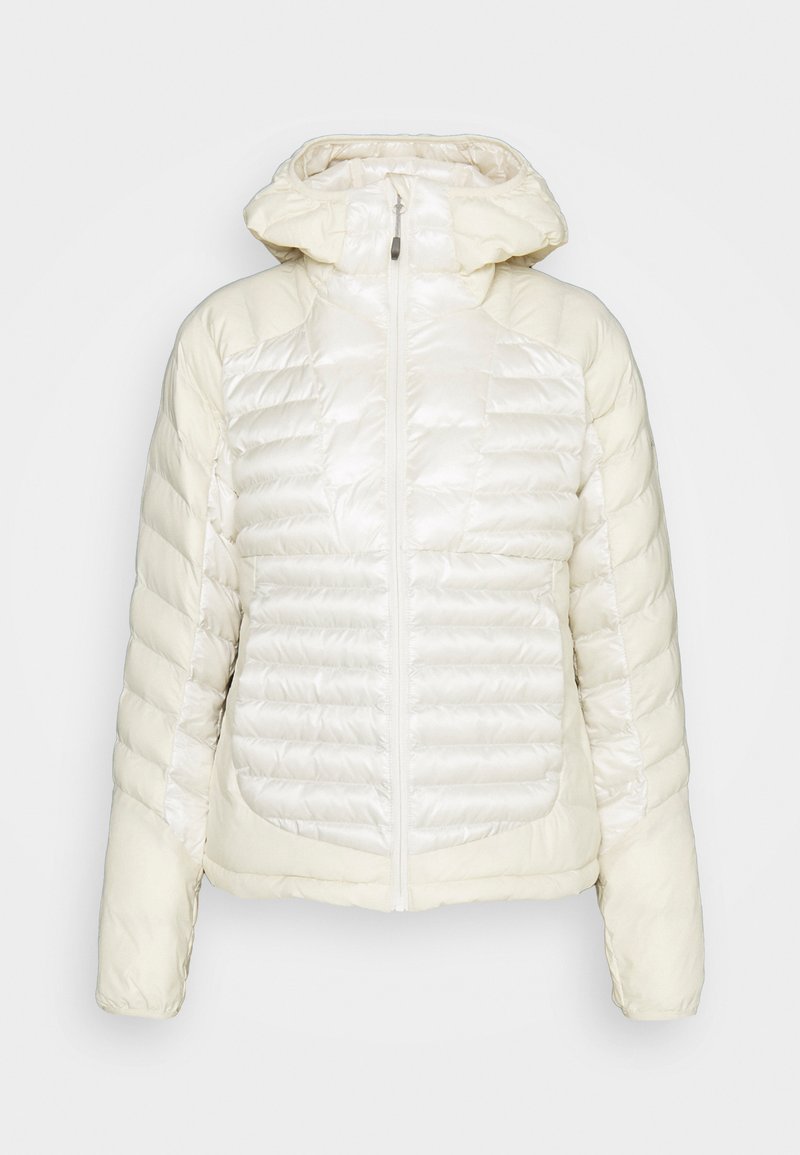 Chaqueta acolchada ligera de color crema con capucha, que presenta paneles acolchados, cremallera frontal y puños de canalé para mayor abrigo.