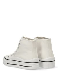 Zapatillas altas de lona blancas con una suela blanca gruesa y detalle de franjas negras. Cuentan con ojales plateados y una superficie texturizada.