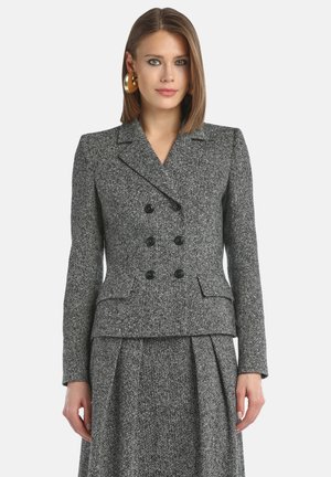 Veste double boutonnage en tweed gris avec un col cranté, des boutons noirs, et une coupe ajustée, au toucher lisse et à la forme structurée.