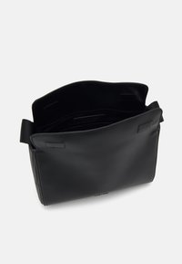 Calvin Klein VERTICAL LINES MESSENGER UNISEX - Taška cez plece - black