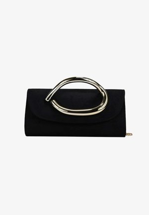 Bolso de mano negro con un asa de metal plateado grande, irregular y brillante en la parte superior y cierre de solapa.