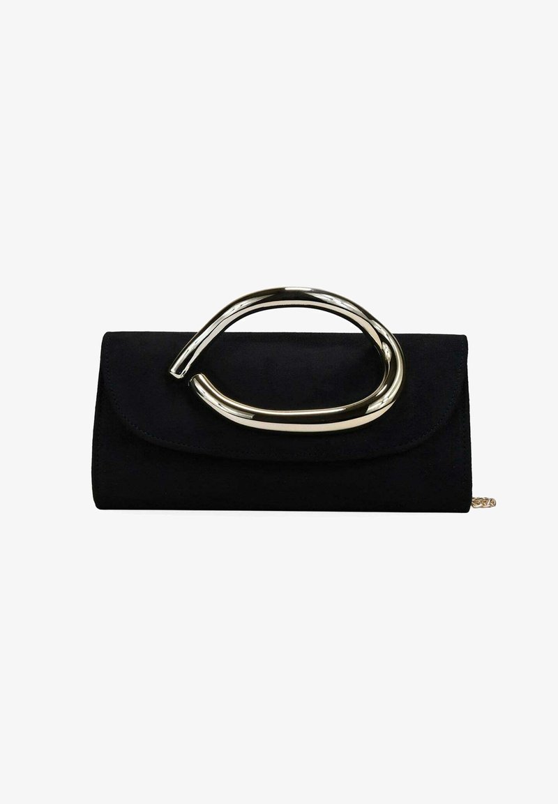 Bolso de mano negro con un asa de metal plateado grande, irregular y brillante en la parte superior y cierre de solapa.