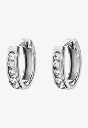 Sølvøreringe i hoop-stil med en poleret overflade, der har fem klare ædelsten sat langs den ene side. Kompakt, minimalistisk design.