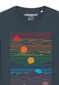 Navyblauwe katoenen t-shirt met een grafisch ontwerp met horizontale lijnen. Kleuren zijn onder andere rood, oranje, groen, blauw en paars met abstracte bergen en zonnen.
