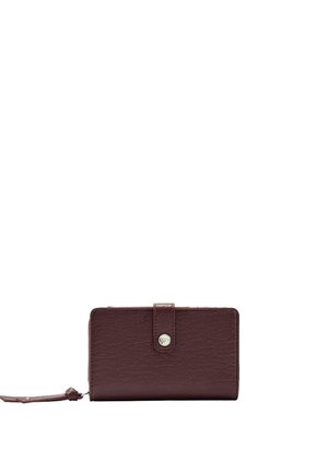 Portfel z ciemnobrązowej, teksturowanej skóry z zapięciem na zatrzask i paskiem na nadgarstek, ułożony płasko na białym tle.