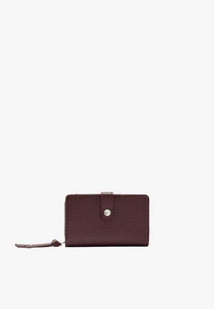 Portfel z ciemnobrązowej, teksturowanej skóry z zapięciem na zatrzask i paskiem na nadgarstek, ułożony płasko na białym tle.