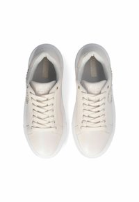 Weiße Leder-Sneaker mit glatter Oberfläche, ausgestattet mit einer Schnürung, gepolstertem Zungenbereich und dezentem Logodetail an der Seite.