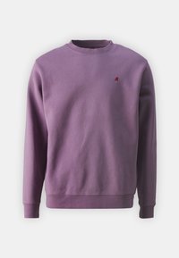 Fioletowa bluza z miękkiego materiału z okrągłym dekoltem i ściągaczami na mankietach. Z przodu ma małe czerwone logo. Gładka tekstura.